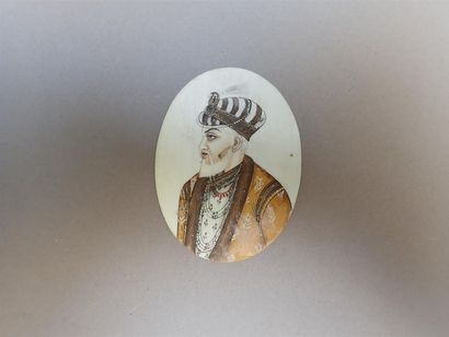 null Portrait d'Empereur Moghol. Miniature ovale. Gouache sur ivoire. Inde, début...