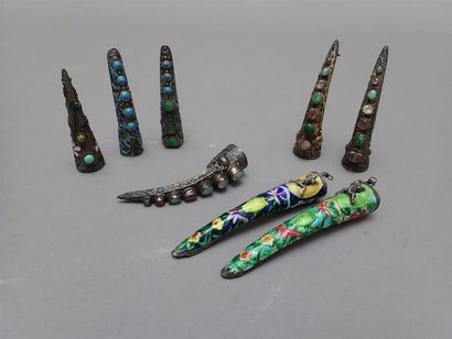 null Ensemble de 8 cache-ongles. 3 en argent filigrané ornés de cabochons de pierre...