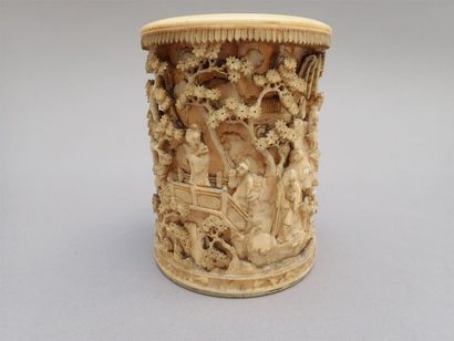 null Pot à pinceaux cylindrique en ivoire sculpté d'un décor d'une assemblée de personnages...