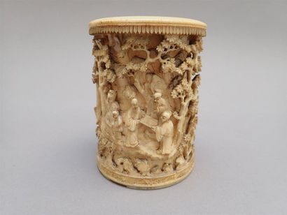 null Pot à pinceaux cylindrique en ivoire sculpté d'un décor d'une assemblée de personnages...