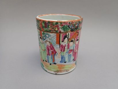 null Pot à pinceaux en porcelaine polychrome. Chine, XIXème siècle. Hauteur: 14 cm....