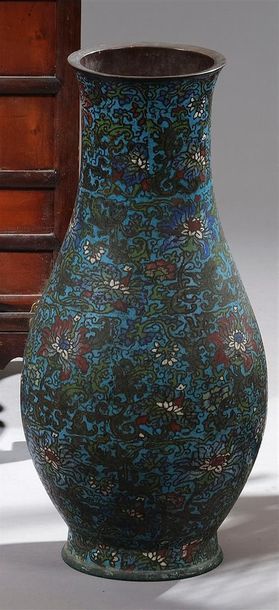 null Vase en bronze à décor en émaux cloisonnés de feuillages sur fond bleu. Cachet...