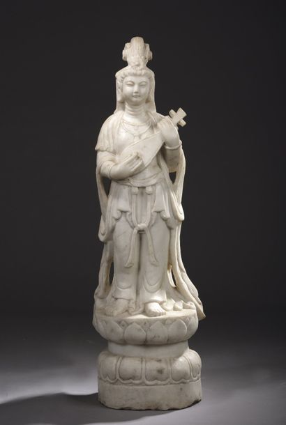 null Sculpture en marbre représentant une femme à la mandoline. Hauteur: 95 cm. ...