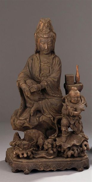 null Groupe en bois sculpté représentant une Guanin assise sur un rocher et fleurs...