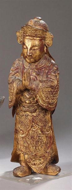 null Statue en bois sculpté laqué or représentant un dignitaire en prière. Chine,...