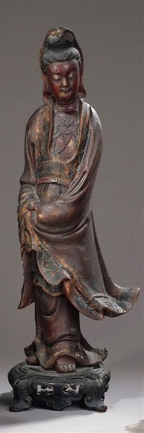 null Statue en bois laqué représentant une Guanin. Socle quadripode en bronze . Chine,...