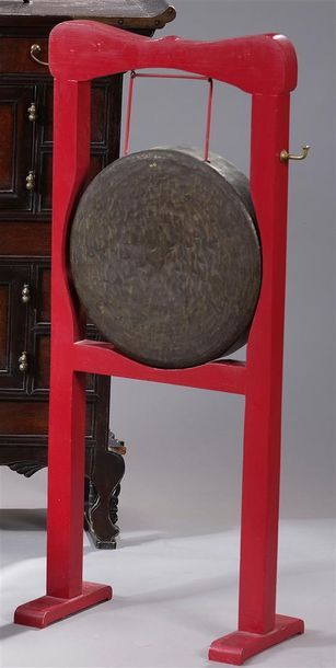 null Gong cérémoniel et son portant en bois peint rouge, crochet de suspension sur...
