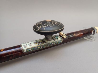 null Très belle pipe à opium en bambou et écaille de tortue (très légères fentes)....