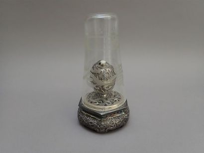 null Belle lampe à opium en argent repoussé et gravé représentant des dragons et...