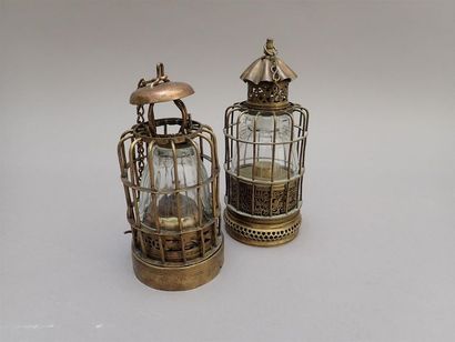 null Lot de deux lampes à opium cages de fumerie en laiton ajouré (manque un couvre-mèche)....