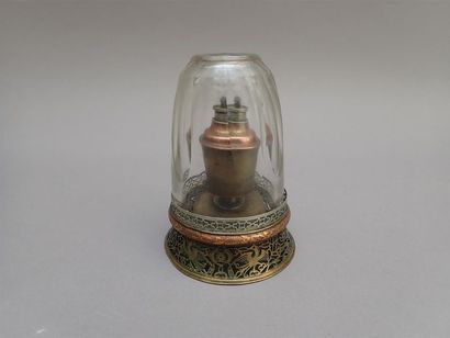 null Belle lampe à opium en laiton, cuivre et paktung ajourée d'oiseaux stylisés...