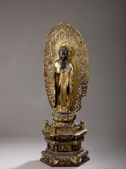 null Bouddha Amida en bois laqué or sur son socle. Japon, XIXème siècle. Hauteur:...