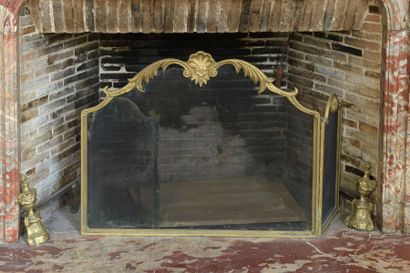 null Cheminée en marbre rouge brèche de style Louis XV. Largeur: 168,5 cm. Hauteur:...