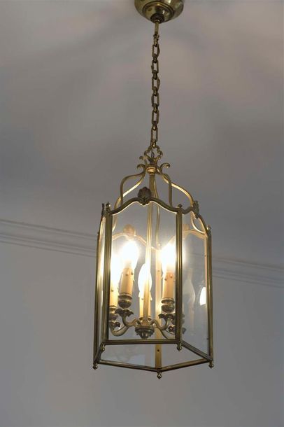 null Paire de lanternes de style Louis XV en laiton doré à 5 lumières. Hauteur: 65...