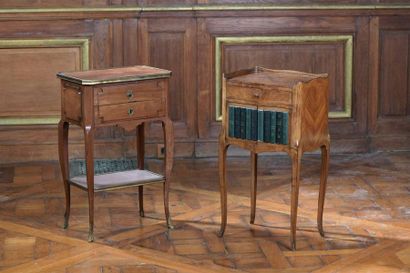 null Deux chevets de style Transition. Bureau plat de style Louis XVI. 4 tables gigognes....