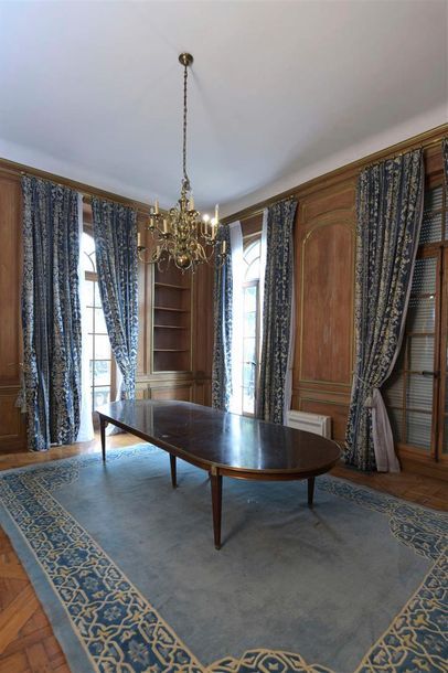 null Table de salle-à-manger de style Louis XVI. Longueur: 140,5m. Largeur: 350 cm....