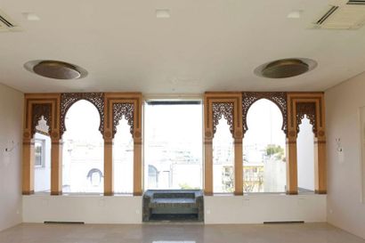 null Eléments de décor marocain formant arcades. Hauteur: 255 cm. Pilier: 20x20 cm....