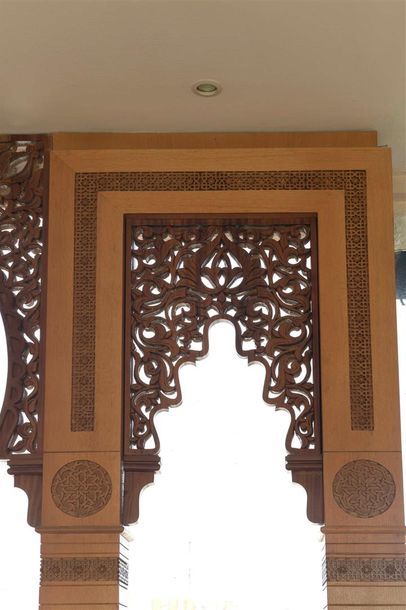 null Eléments de décor marocain formant arcades. Hauteur: 255 cm. Pilier: 20x20 cm....