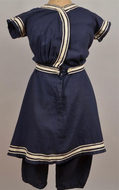 null Costume de bain féminin de la fin du XIXème siècle composé d'une robe avec ceinture...