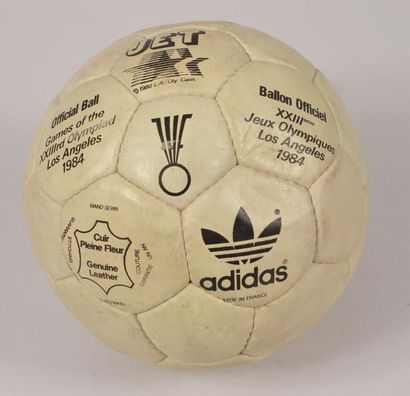 null Ballon officiel des Jeux Olympiques de Los Angeles 1984. Modèle Jet en cuir...