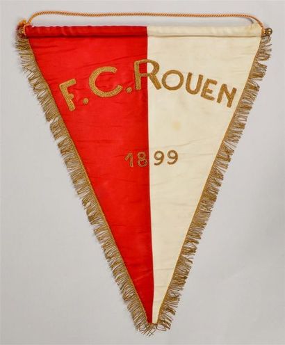 null Fanion de match du Football Club de Rouen, fondé en 1899. Fanion ancien brodé...