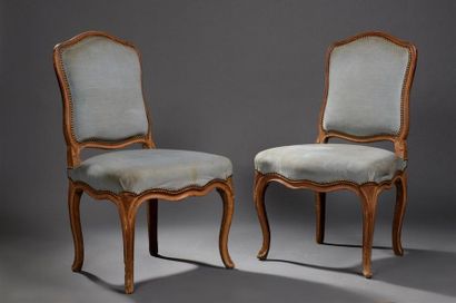 null Paire de grandes chaises en bois mouluré et sculpté estampillées I. Avisse d'époque...