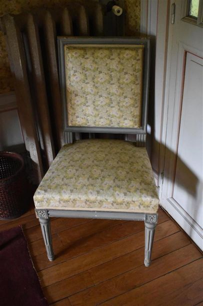 null Suite de six chaises en bois mouluré et sculpté de style Louis XVI
H. 88 L....