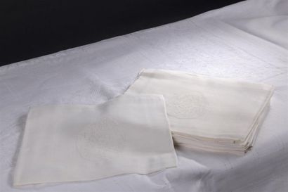  Partie d'un service de table, nappe et neuf serviettes, vers 1920, lin granité crème...