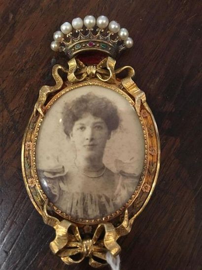 null Broche en or surmontée d'une couronne comtale, vers 1900, contenant la photographie...