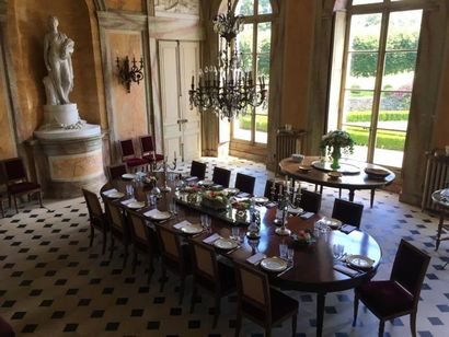 null Table de salle à manger en acajou et placage d'acajou de style Louis XVI
Le...
