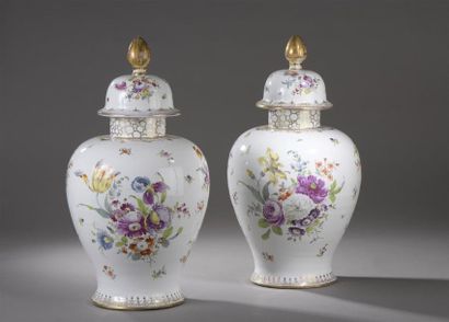 null SAXE - Paire de potiches couvertes en porcelaine, XIXe siècle
À décor de bouquets...