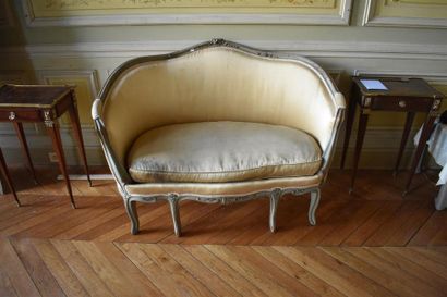 null Petit canapé corbeille en bois mouluré et sculpté de style Louis XV vers 1900
Orné...