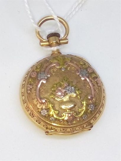 null Petite montre de col, boîtier trois ors, décor d'un vase fleuri, vers 1900
Numérotée...