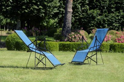 Quatre chaises longues de jardin en fer ...