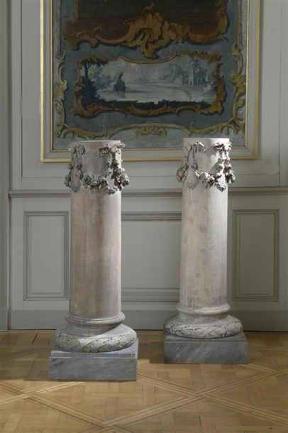 null Paire de colonnes en terre cuite à décor de guirlandes, fin du XIXe siècle
Elles...