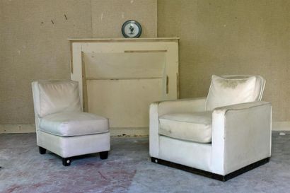  Deux fauteuils en skaï blanc, vers 1930 Fauteuil H. 76 L. 81 P. 87 cm Chauffeuse...