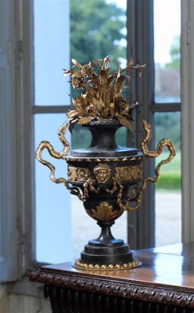 null Vase en acier laqué et tôle doré, de style néoclassique, d'époque Louis XVI
À...
