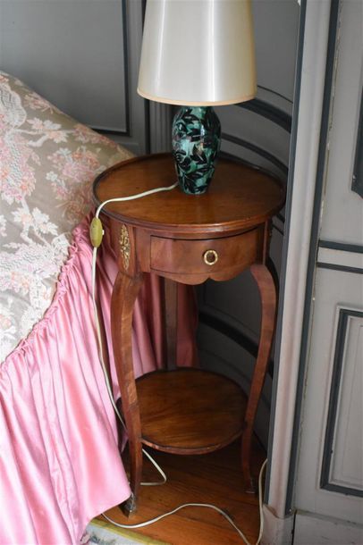 null Table de salon en placage d'acajou de style Louis XV
H. 70 D. 34 cm 