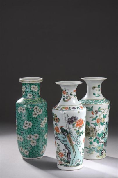 Trois vases en porcelaine polychrome, Chine,...