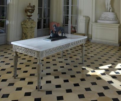 null Table de chasse en bois mouluré et sculpté de style Louis XVI, vers 1900, dans...