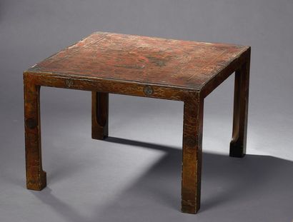 null Table basse en bois laqué rouge et noir, Chine, XIXe siècle
De forme carrée,...