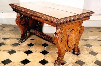 Table formant bureau en noyer de style Renaissance,...