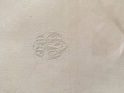  Suite de vingt-deux serviettes en damas de coton, début du XXe siècle, le champ...