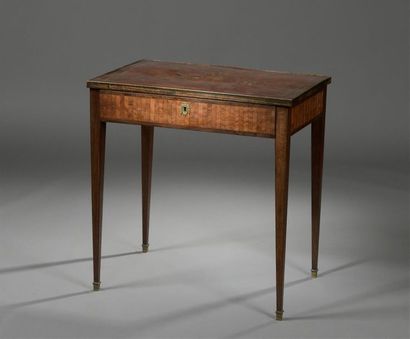 null Table de salon en bois de placage et marqueterie florale de style Louis XVI,...