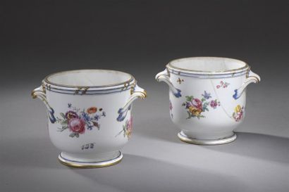 null Sèvres, XVIIIe siècle - Paire de seaux à verres, probablement sur-décoré
À décor...
