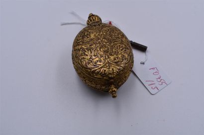 null Montre de poche du XVIIe siècle
Boîtier en laiton ovale, à décor de rinceaux,...