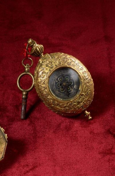 null Montre de poche du XVIIe siècle
Boîtier en laiton ovale, à décor de rinceaux,...