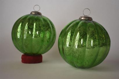 null Paire de grandes boules de Noël teintées vert
De forme sphérique godronnée
D....