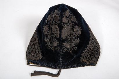 null Deux coiffes, Alsace, XIXe siècle
Bonnets emboitants en velours noir brodés...