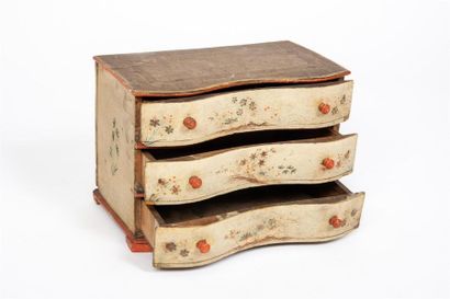 null Commode en bois mouluré et laqué, XVIIIe siècle
Ouvrant à trois tiroirs et à...